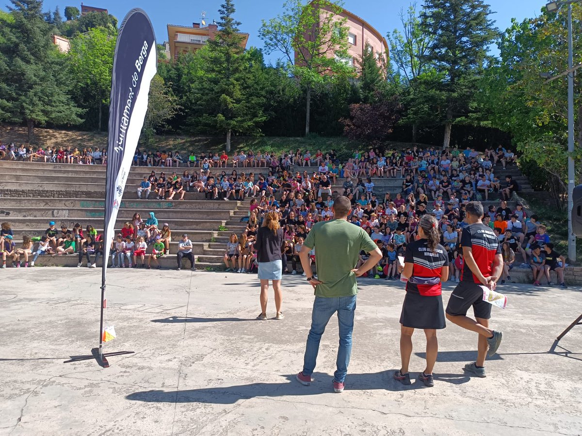 El Parc del Lledó ha acollit aquest dimarts, 17 de maig, la trobada de cicle superior que ha comptat amb 330 alumnes de 5è i 6è de primària de les escoles de Berga. Els infants han cercat fites i han completat quatre circuits d’orientació dinamitzats pel Club Orientació Berguedà.