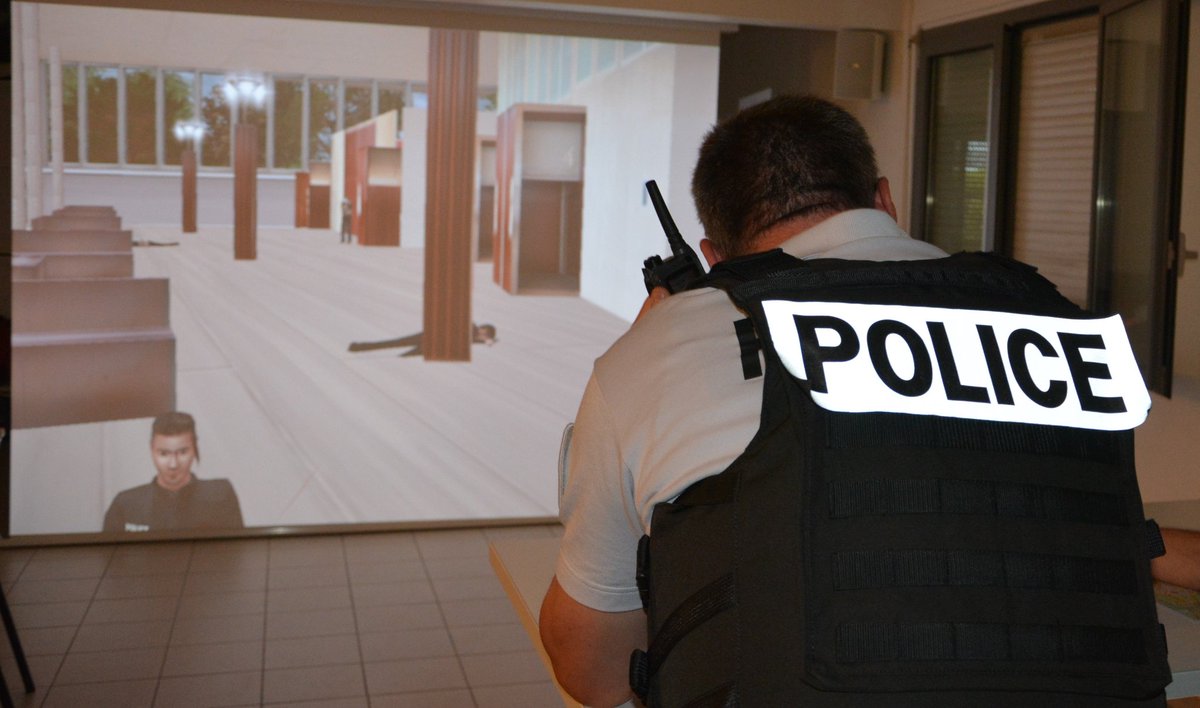 PoliceNat95's tweet photo. @PoliceNat95 #Protéger #Prévention 

Chaque jour, nos 👮‍♀️👮de la DDSP95 s'entraînent à travers divers exercices pour vous #protéger. Aujourd'hui en partenariat avec le #SDIS95  @eragny9510, ils participaient en synergie avec les 👩‍🚒🚒 à un exercice virtuel de sécurité civile. https://t.co/jtghT1VpcA