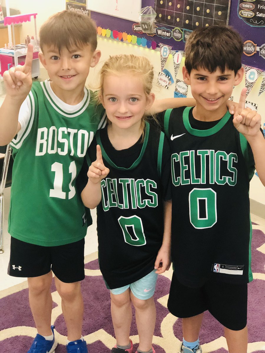 Laura Rebelo (@laulreb) on Twitter photo These 3 are bringing Shamrock luck to the Celtics tonight !
🏀💚☘️ These 3 are bringing Shamrock luck to the Celtics tonight !
🏀💚☘️
