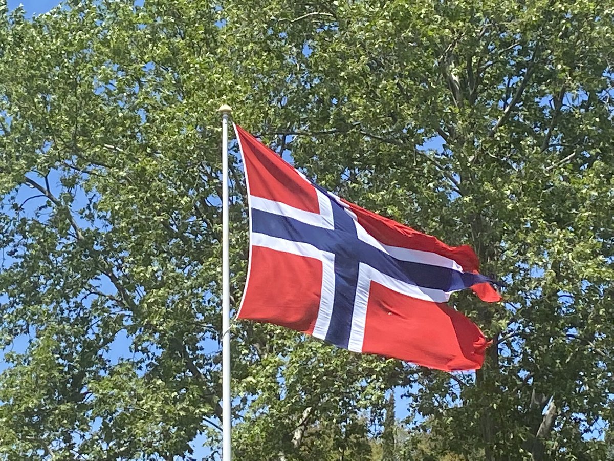 rocioguemes's tweet photo. Feliz día de la Constitución!!! Hoy el Embajador de Noruega en 🇪🇸,
Sr. Nils Haugstveit, ha destacado la unidad en torno a la #Libertad, #Democracia y derecho a vivir  ir en #Paz; un placer celebrar #DiadelaConstitucion 🇳🇴 @EugeniaFierros @visitnorway @evapuig2 @INSpain_ @_CEIM_ https://t.co/edEWSTtmsV