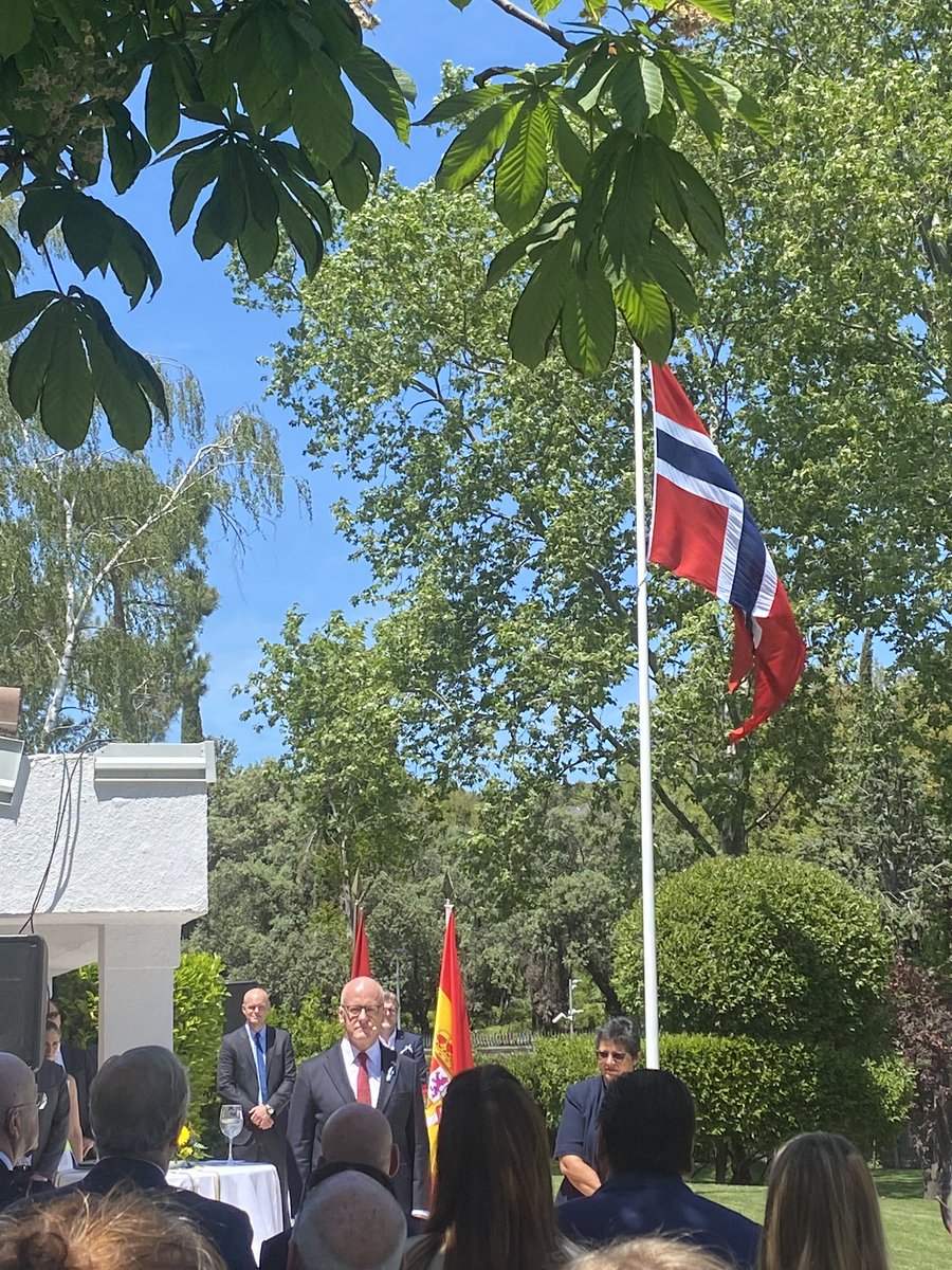 rocioguemes's tweet photo. Feliz día de la Constitución!!! Hoy el Embajador de Noruega en 🇪🇸,
Sr. Nils Haugstveit, ha destacado la unidad en torno a la #Libertad, #Democracia y derecho a vivir  ir en #Paz; un placer celebrar #DiadelaConstitucion 🇳🇴 @EugeniaFierros @visitnorway @evapuig2 @INSpain_ @_CEIM_ https://t.co/edEWSTtmsV