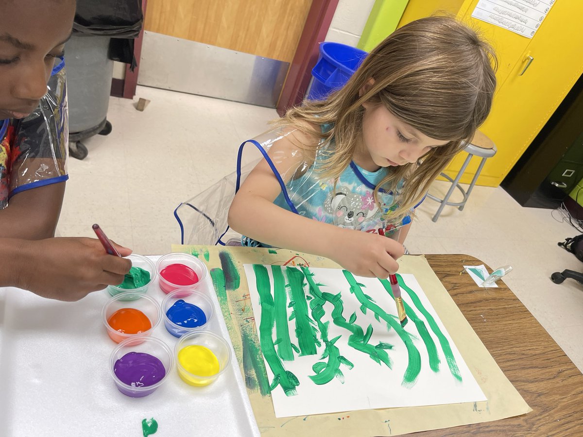 wtboearts's tweet photo. Woodland Kinders in the beginning stages of creating a floral landscape inspired by the book Planting A Rainbow by Lois Ehlert #shiningbrightereveryday #rainbow #painting #kindergarten @WarrenSchoolsNJ @PrincWoodland https://t.co/g12zYYLNlm
