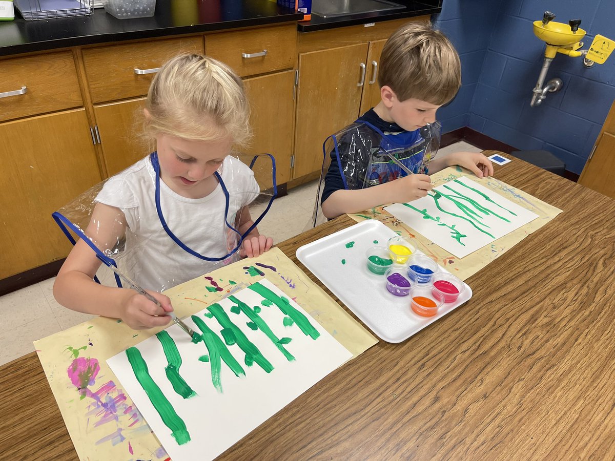 wtboearts's tweet photo. Woodland Kinders in the beginning stages of creating a floral landscape inspired by the book Planting A Rainbow by Lois Ehlert #shiningbrightereveryday #rainbow #painting #kindergarten @WarrenSchoolsNJ @PrincWoodland https://t.co/g12zYYLNlm