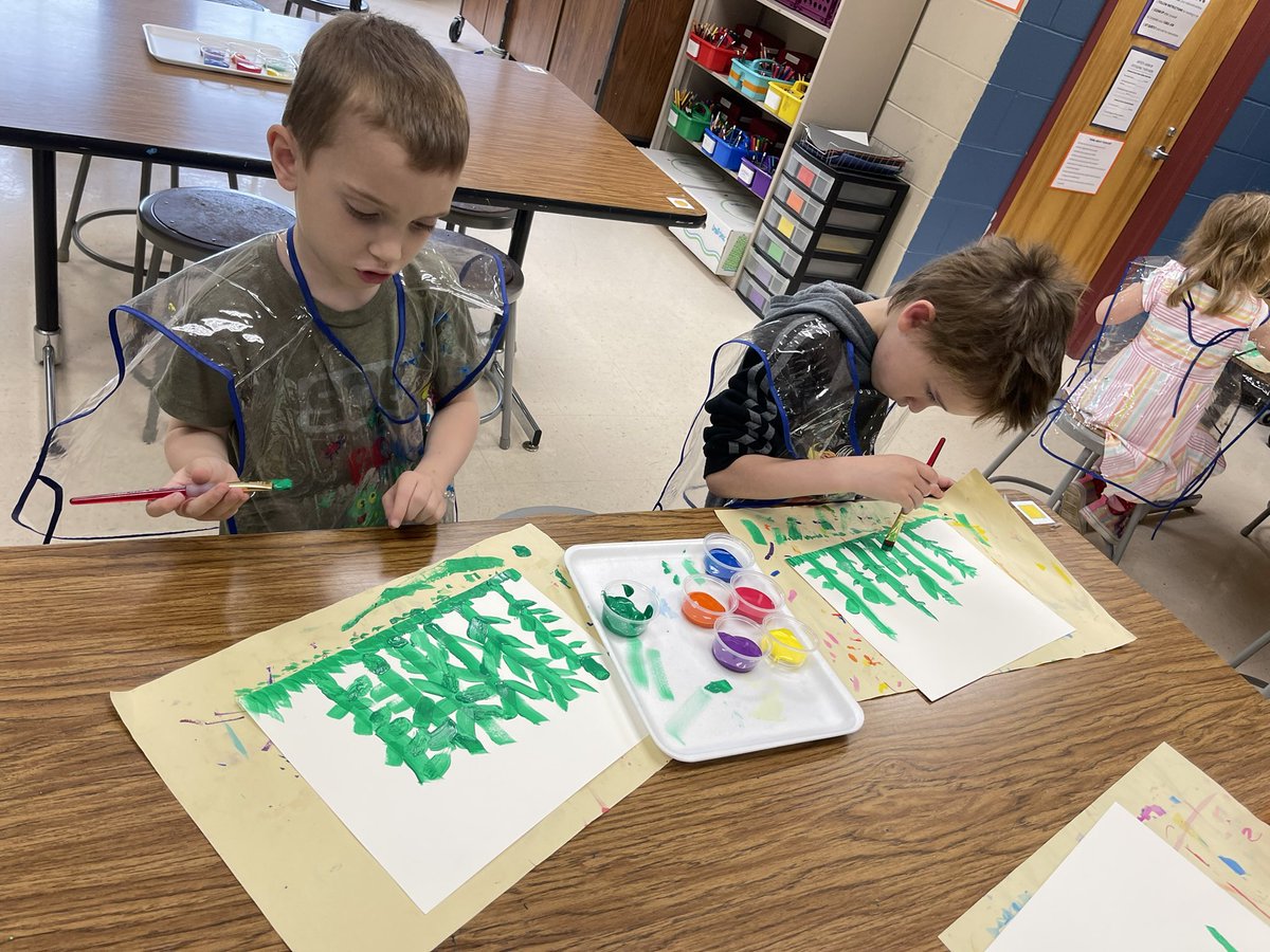 wtboearts's tweet photo. Woodland Kinders in the beginning stages of creating a floral landscape inspired by the book Planting A Rainbow by Lois Ehlert #shiningbrightereveryday #rainbow #painting #kindergarten @WarrenSchoolsNJ @PrincWoodland https://t.co/g12zYYLNlm