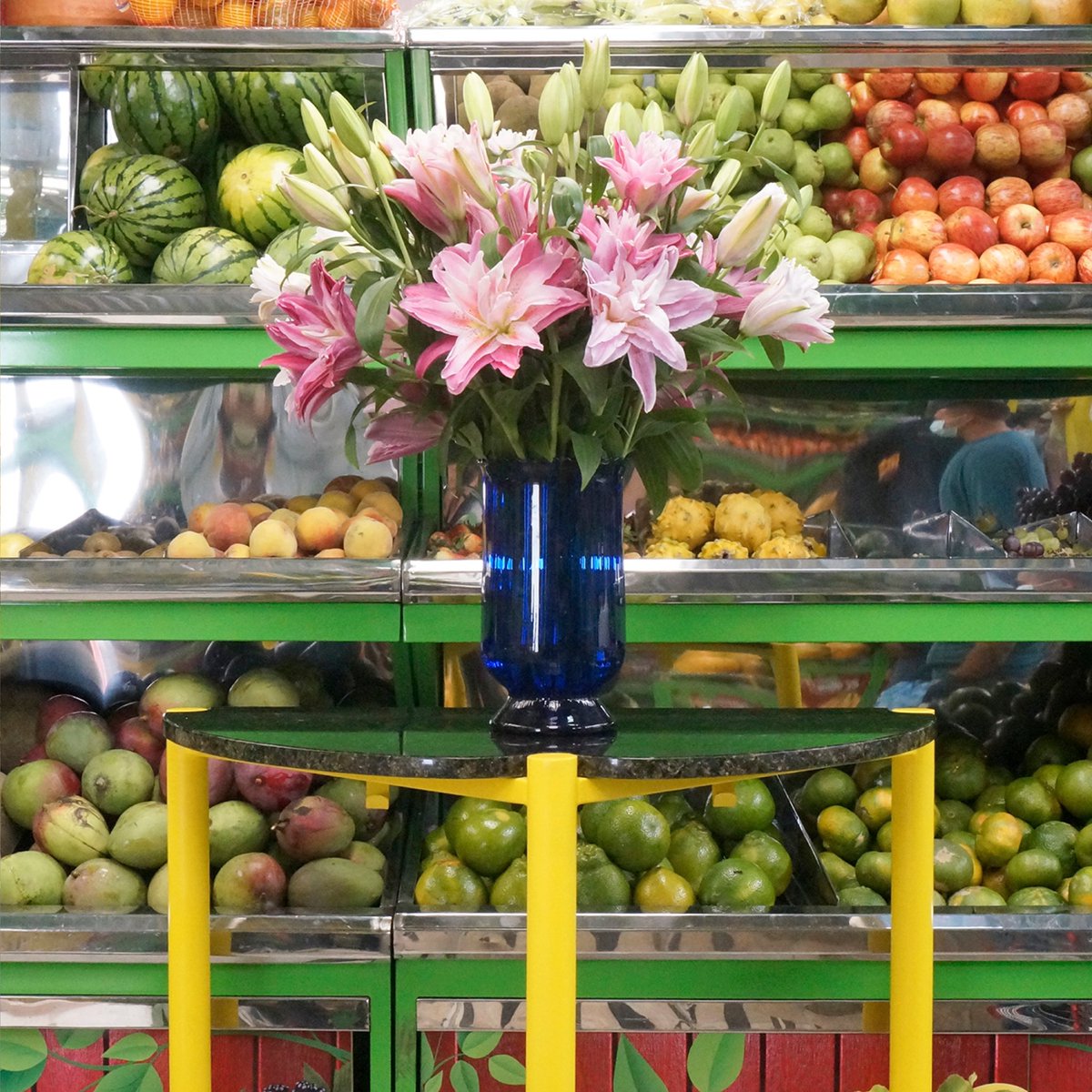 Las mesas también salen al andén y pasean por la plaza.

El proyecto se asume como una intervención y restauración sobre un inmueble de carácter patrimonial, a la vez que propone una contradicción con los horarios habituales de la plaza.