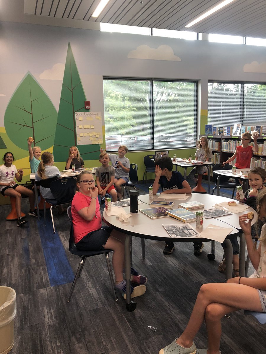 BWBulldogLMC's tweet photo. This morning was our 1st William Allen White winner reveal party! We had so much fun talking about our favorite books, eating donuts, and getting a preview of the next WAW book list. Looking forward to making this a BW tradition ❤️📚@Bulldogs512 @BriarwoodElem https://t.co/nOPMyUsMRj