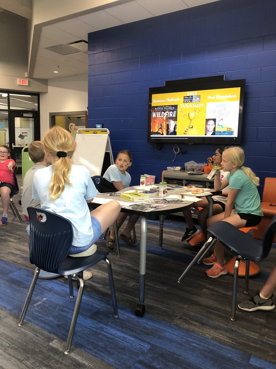 BWBulldogLMC's tweet photo. This morning was our 1st William Allen White winner reveal party! We had so much fun talking about our favorite books, eating donuts, and getting a preview of the next WAW book list. Looking forward to making this a BW tradition ❤️📚@Bulldogs512 @BriarwoodElem https://t.co/nOPMyUsMRj