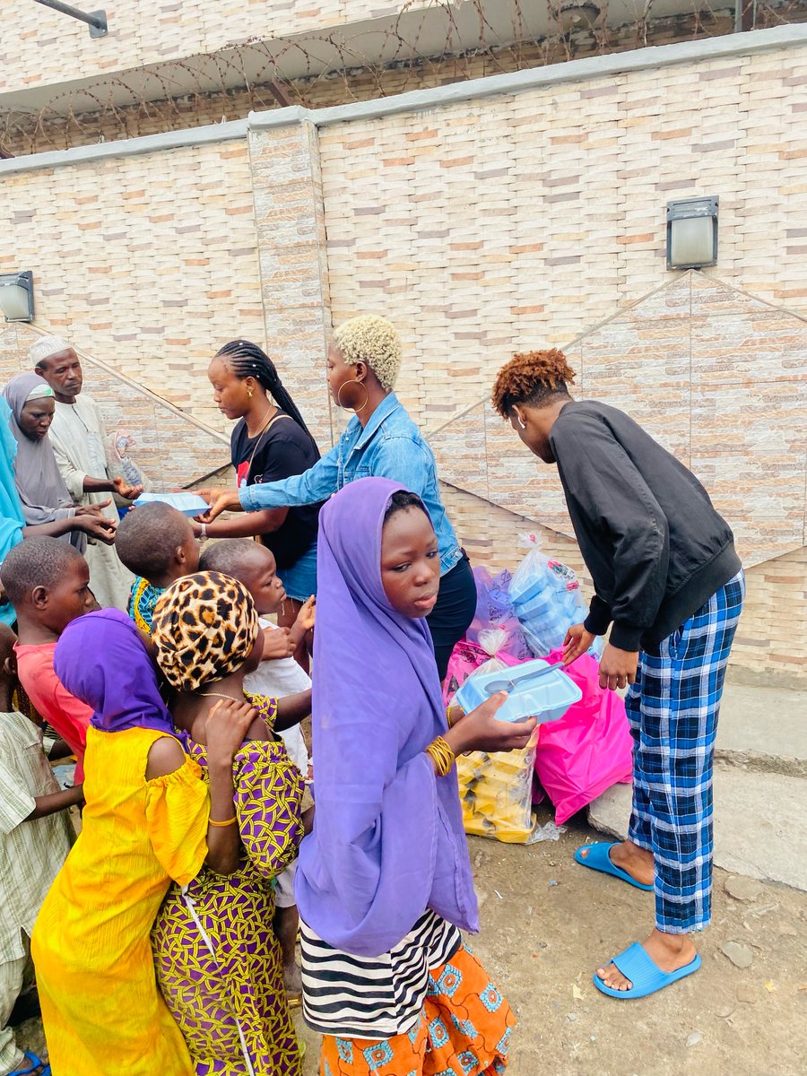 partyjollof_'s tweet photo. .@BNXN called and Secret Santa answered. Thank God🙏🏾 We were able to share over 300 packs of jollof rice &amp; chicken to people on the streets at Idi-araba, Lagos. https://t.co/0r4OZSYY9G