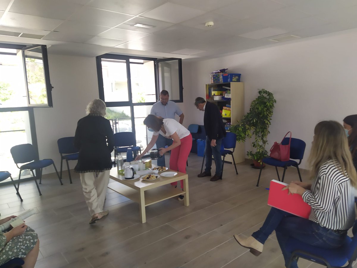 Esta mañana con el Delegado y buen amigo <a href="/AniortePepe/">Pepe Aniorte Rueda 🇪🇸</a> en el edificio Josefina Represa en la c/Matapozuelo de <a href="/JMDHortaleza/">Distrito de Hortaleza</a> 
Objetivo: rematar los proyectos.
Sin duda es la mayor concentración de recursos de Servicios Sociales de <a href="/MADRID/">Ayuntamiento Madrid</a> y tenemos el lujo de tenerlo en Hortaleza.