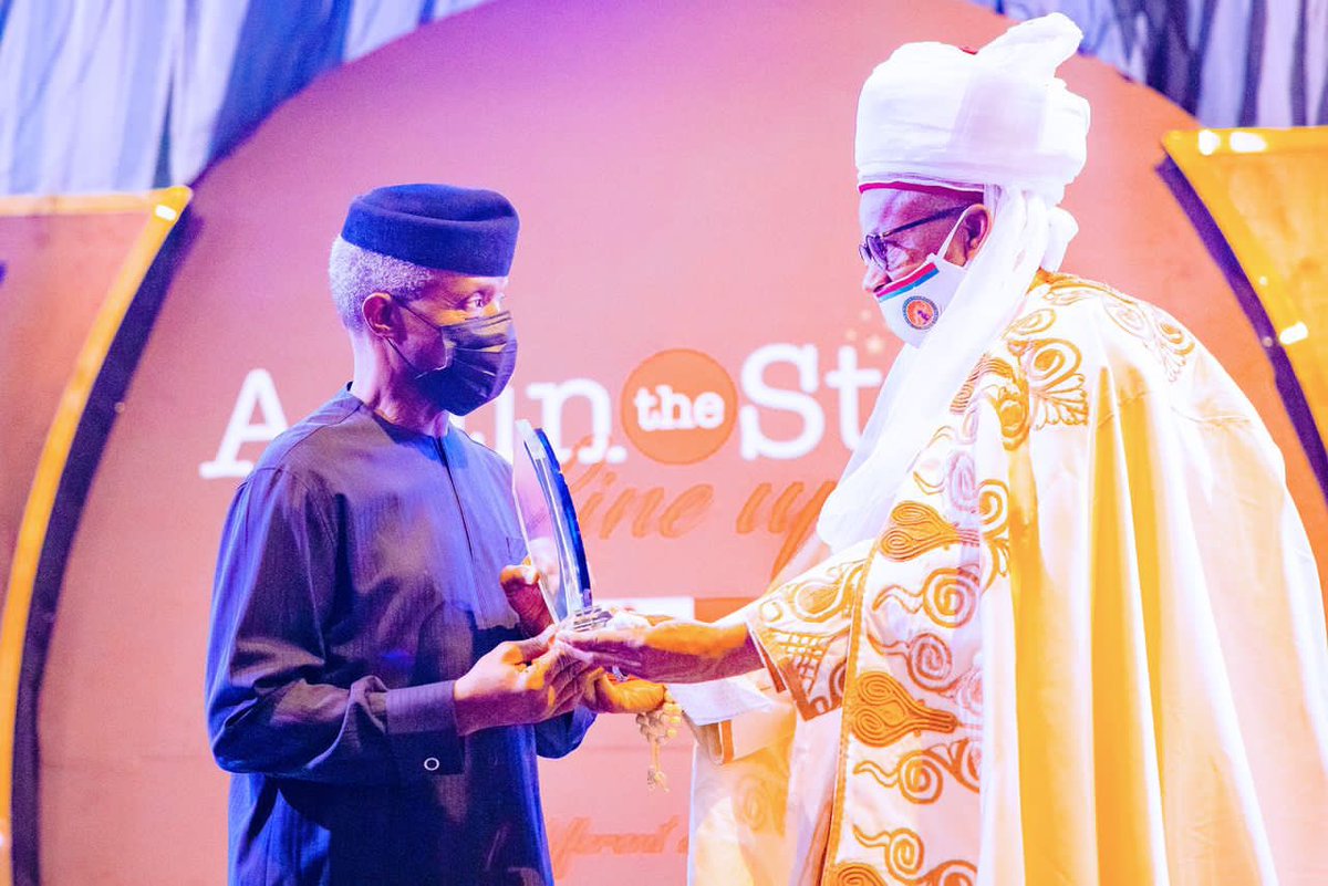 NGRPresident's tweet photo. Vice President @ProfOsinbajo receives the Leadership Man of the Year Award at the 2021 @LeadershipNGA Newspaper Conference and Awards, at the International Conference Center (ICC), Abuja, on 17th May, 2022.

📷: @tolanialli https://t.co/SBlFdjyFSP