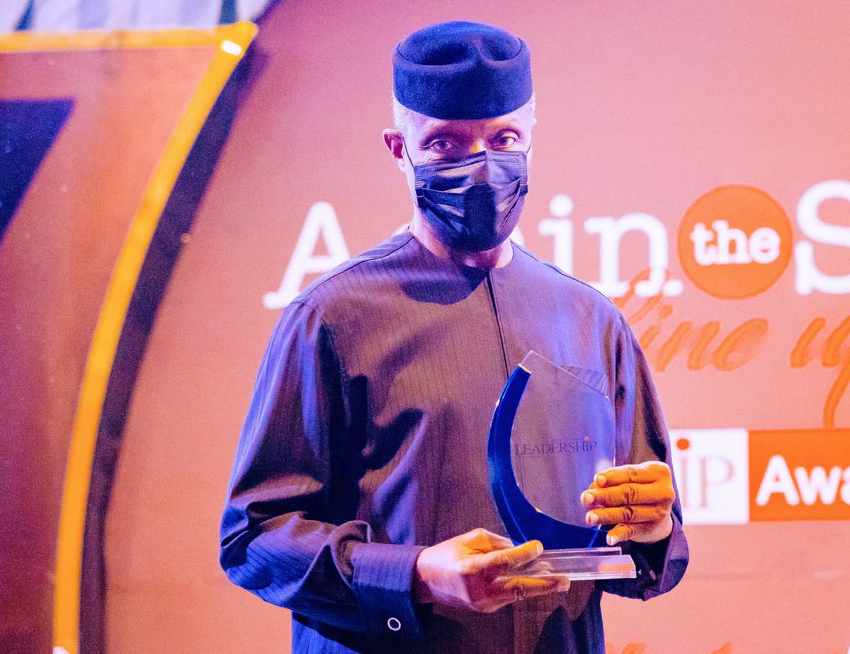 NGRPresident's tweet photo. Vice President @ProfOsinbajo receives the Leadership Man of the Year Award at the 2021 @LeadershipNGA Newspaper Conference and Awards, at the International Conference Center (ICC), Abuja, on 17th May, 2022.

📷: @tolanialli https://t.co/SBlFdjyFSP
