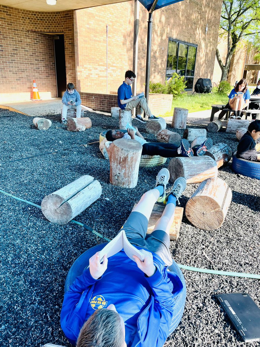 Beautiful morning for reading in the outdoor classroom ☀️📚 <a href="/MrsTalmoHB/">Mrs. Talmo</a> #unstoppable