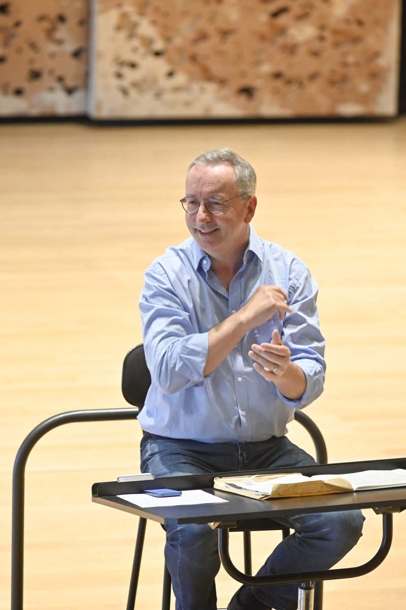 lesartsflo's tweet photo. #Bach #concert 🎶
Ce soir, Paul Agnew dirige le premier concert de son cycle "Bach, une vie en musique" @philharmonie, diffusé en direct sur @francemusique! 👉 https://t.co/Tsbi6VgQGP 
Prêts pour chanter avec nous le #bis du concert? 😉 #àvospartitions 
📷 Benoîte Fanton https://t.co/UhSMoU1xBR