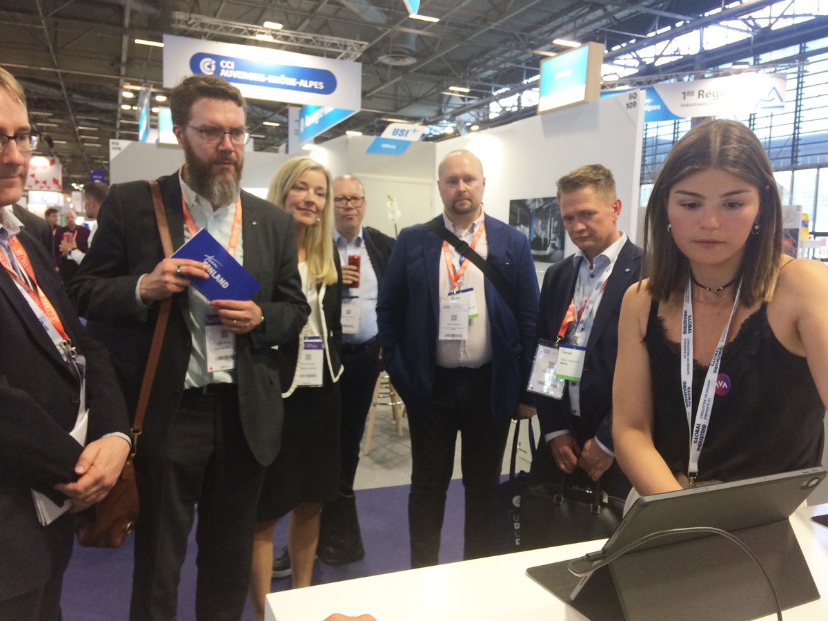 AVA_UX's tweet photo. [ 📢 Jour J 💥 Global Industrie ] Présentation d'AVA et de ses #solutions digitales à la délégation finlandaise 🇫🇮 💪 Une opportunité organisée par la @CCI_ARA ! #GIPARIS22 https://t.co/HehZmmKnoT