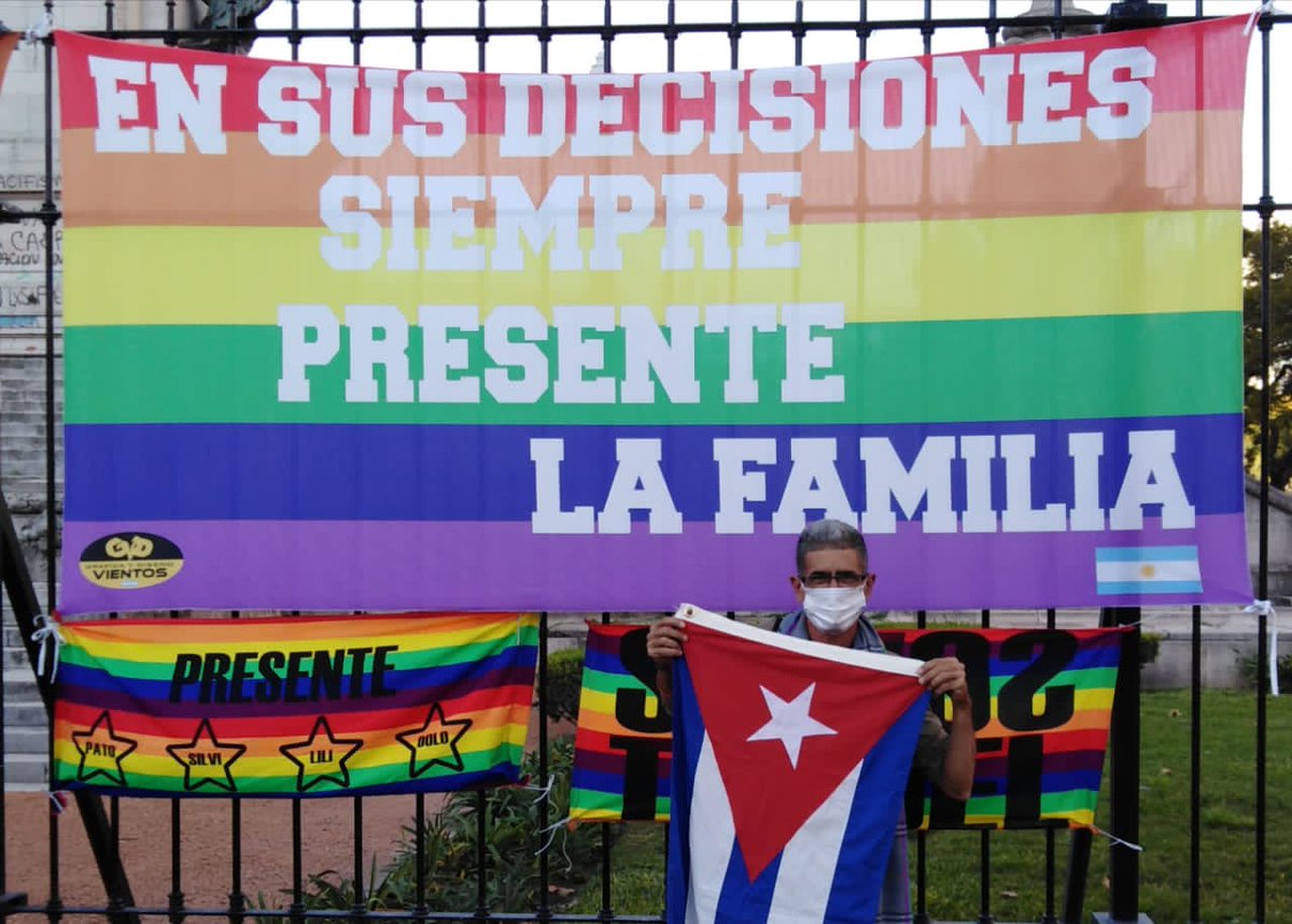 liscuestacuba's tweet photo. Felicidades a mis amigos campesinos y a mis amigos gays! Para sus retos cuentan conmigo y lo saben.  #TeMolestaMiAmor #cubaescultura https://t.co/vGrwRkopNd
