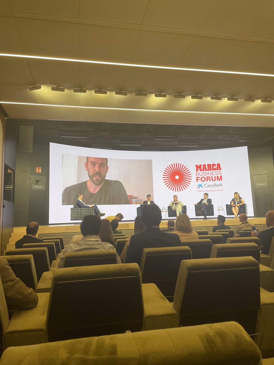 Primera de la tarde con “Gestionando el deporte con responsabilidad medioambiental y social” en el I #MarcaBusinessForum con <a href="/MarcGasol/">Marc Gasol</a> y el trabajo realizado en el <a href="/BasquetGirona/">Bàsquet Girona</a> con iniciativas como por ejemplo el uso del cristal en lugar del plástico