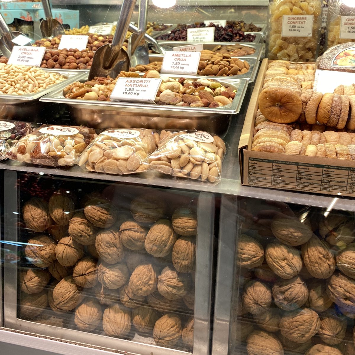 la_boqueria's tweet photo. 📍Avui celebrem el Dia de la #Nou amb Fruits Secs #Morilla
La Maite ens explica que tenen nous de la província de Lleida perquè el seu gust és més intens i dolç
👉🏻Un consell: combinar les nous amb figues o nabius si tenim gana entre àpats
#laboqueria #nous #fruitssecs https://t.co/oRVObbrZEB