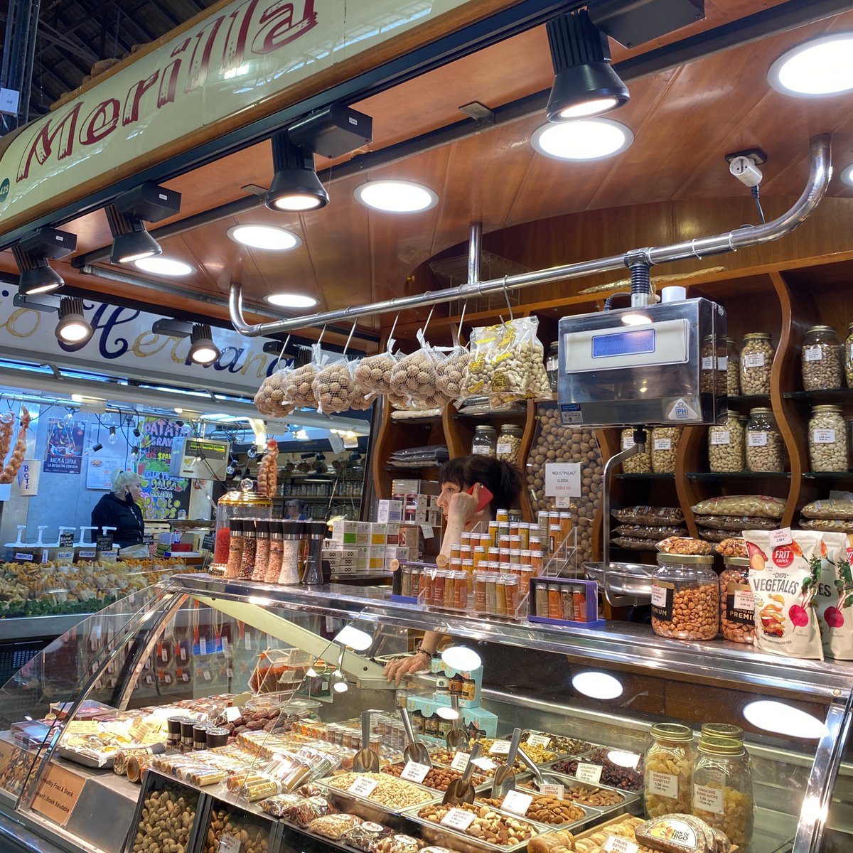la_boqueria's tweet photo. 📍Avui celebrem el Dia de la #Nou amb Fruits Secs #Morilla
La Maite ens explica que tenen nous de la província de Lleida perquè el seu gust és més intens i dolç
👉🏻Un consell: combinar les nous amb figues o nabius si tenim gana entre àpats
#laboqueria #nous #fruitssecs https://t.co/oRVObbrZEB