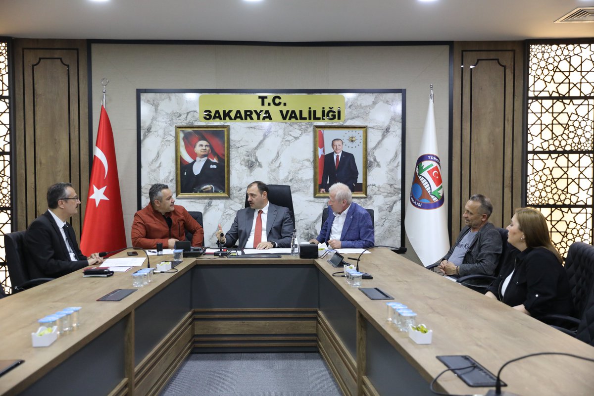 SakaryaValiligi's tweet photo. Valiliğimiz himayelerinde; TARIMKON,Ticaret Borsası,İl Tarım ve Orman Md.işbirliğinde yapılacak Örnek Aronya Bahçesi protokolü,Valimiz Sn.@valicetinoktay, TARIMKON Genel Bşk.Hakan Yüksel, Sakarya Ticaret Borsası Bşk. Adem Sarı ve İl Tarım ve Orman Müdürünün katılımıyla imzalandı. https://t.co/iCwF3Fr9H3