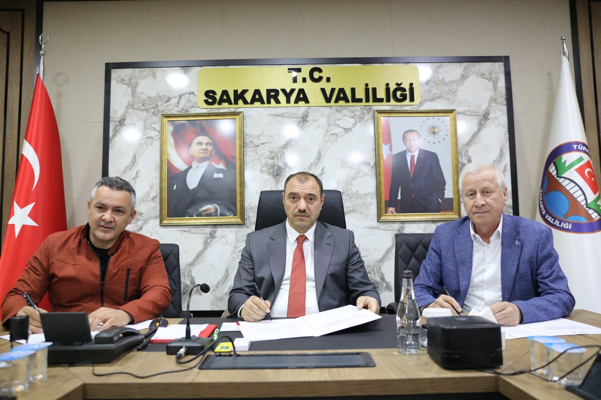 SakaryaValiligi's tweet photo. Valiliğimiz himayelerinde; TARIMKON,Ticaret Borsası,İl Tarım ve Orman Md.işbirliğinde yapılacak Örnek Aronya Bahçesi protokolü,Valimiz Sn.@valicetinoktay, TARIMKON Genel Bşk.Hakan Yüksel, Sakarya Ticaret Borsası Bşk. Adem Sarı ve İl Tarım ve Orman Müdürünün katılımıyla imzalandı. https://t.co/iCwF3Fr9H3