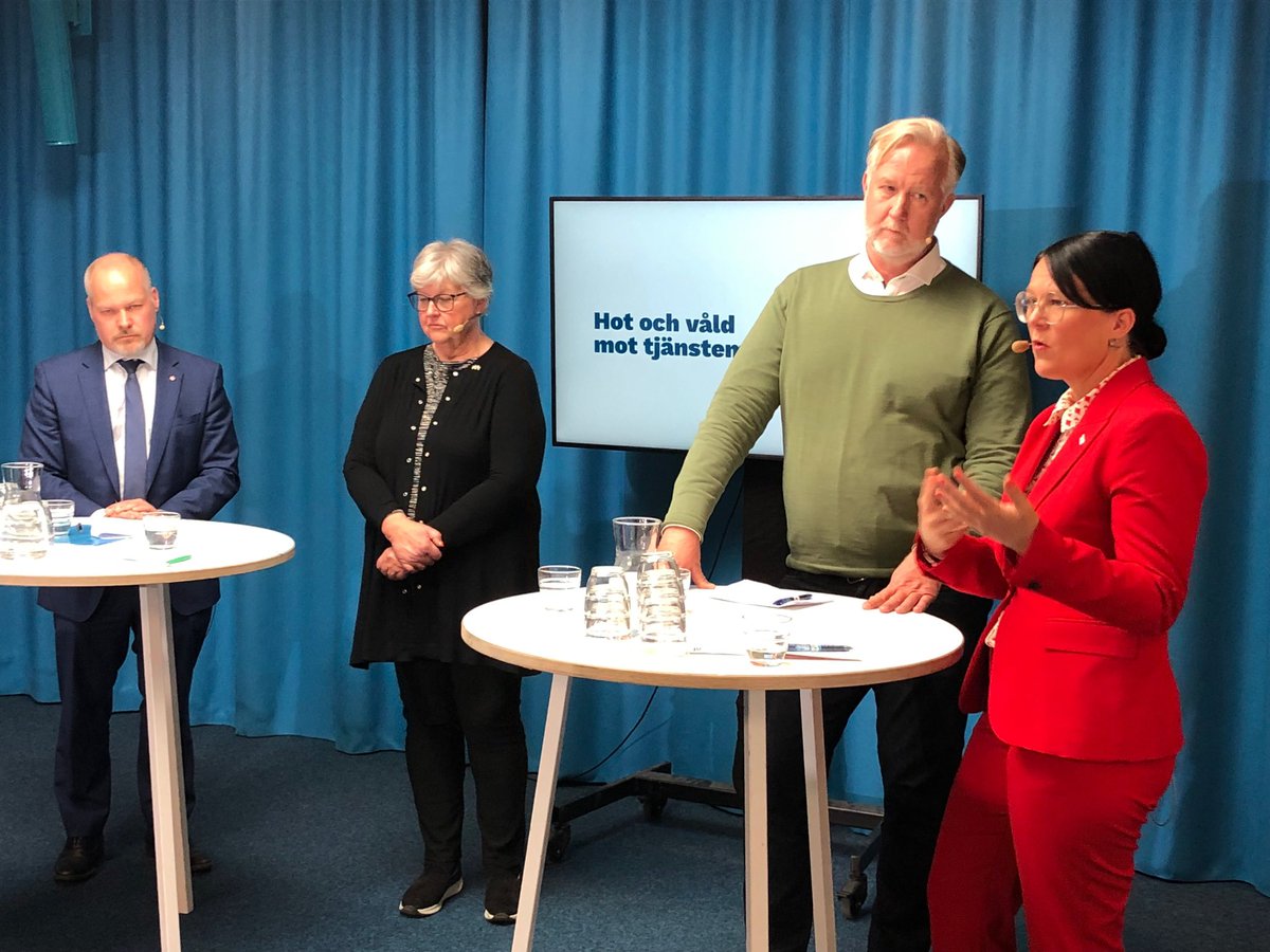 Hot och våld mot tjänstemän är en arbetmiljörisk men också ett hot mot vår demokrati. Vi behöver sammanhållen lagstiftning som motverkar utvecklingen men också en väl fungerande samverkan på arbetsplatserna. Tack för bra samtal <a href="/johanssonmorgan/">Morgan Johansson</a> <a href="/JohanPehrson/">Johan Pehrson</a> <a href="/CarolaGunnarss2/">Carola Gunnarsson</a>.