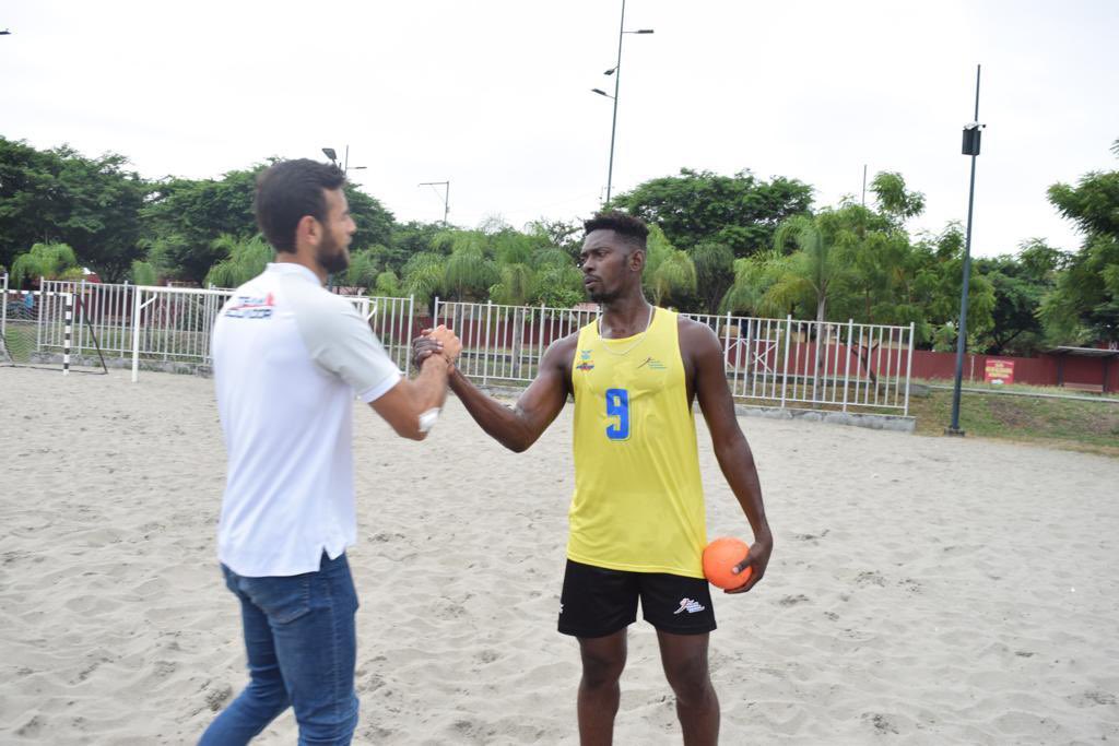 DeporteEc's tweet photo. El Ministro @SebasPalaciosSP y el Coordinador @CarlosMoranJ están en el @ParqueSamanes donde entrenan deportistas de balonmano del Ecuador. 

#JuntosCumplimos 
#GobiernoDelEncuentro 
🇪🇨🤩👏🏽 https://t.co/4N7Tu0MwuK