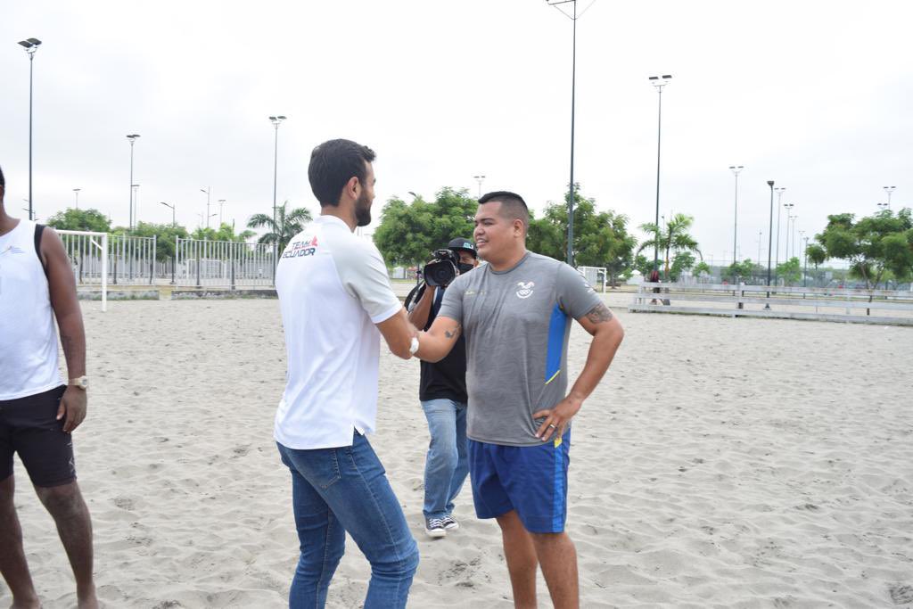 DeporteEc's tweet photo. El Ministro @SebasPalaciosSP y el Coordinador @CarlosMoranJ están en el @ParqueSamanes donde entrenan deportistas de balonmano del Ecuador. 

#JuntosCumplimos 
#GobiernoDelEncuentro 
🇪🇨🤩👏🏽 https://t.co/4N7Tu0MwuK