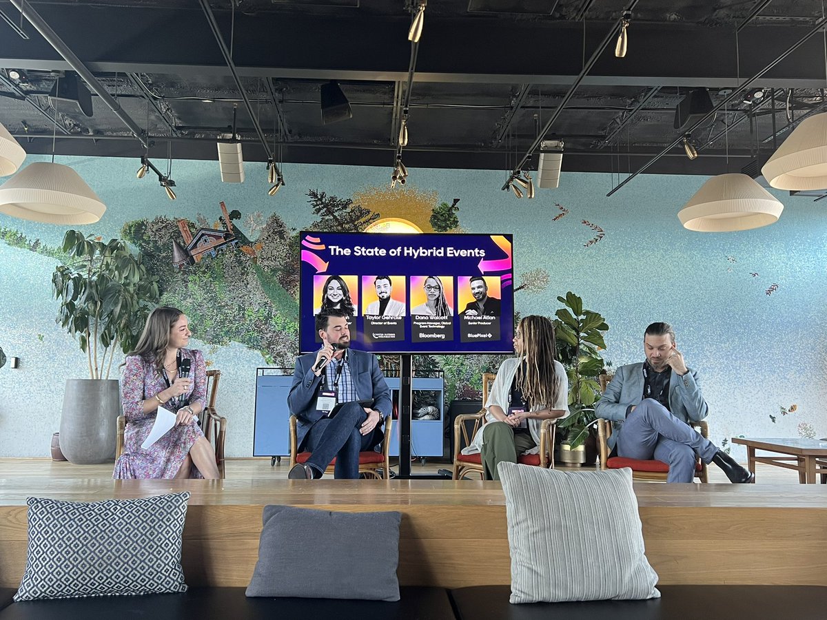 Ceemaalouf's tweet photo. What is a #hybrid event? - @Hopin’s #EventProof 

“Treat every event like the Super Bowl, cater towards both #audiences” Michael Atlan, Senior Producer at BluePixel https://t.co/DSLR1m9MZx