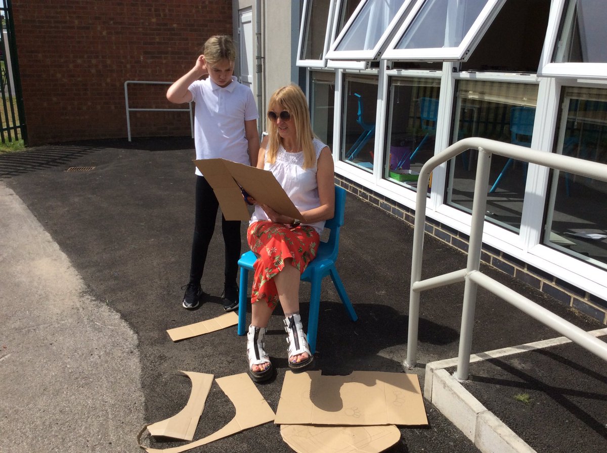 PallisterParkPS's tweet photo. Weโve created an outdoor classroom for todayโs cardboard frame session. #pally @DarrellWakelam #workhardplayhard @Cornerstonesedu #galleryrebels https://t.co/K0G1xhwnRY