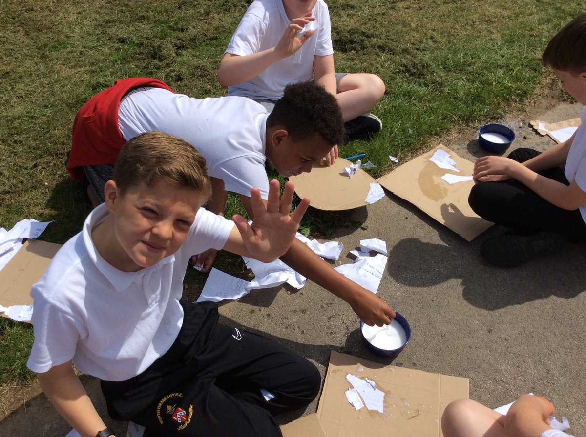 PallisterParkPS's tweet photo. Weโve created an outdoor classroom for todayโs cardboard frame session. #pally @DarrellWakelam #workhardplayhard @Cornerstonesedu #galleryrebels https://t.co/K0G1xhwnRY
