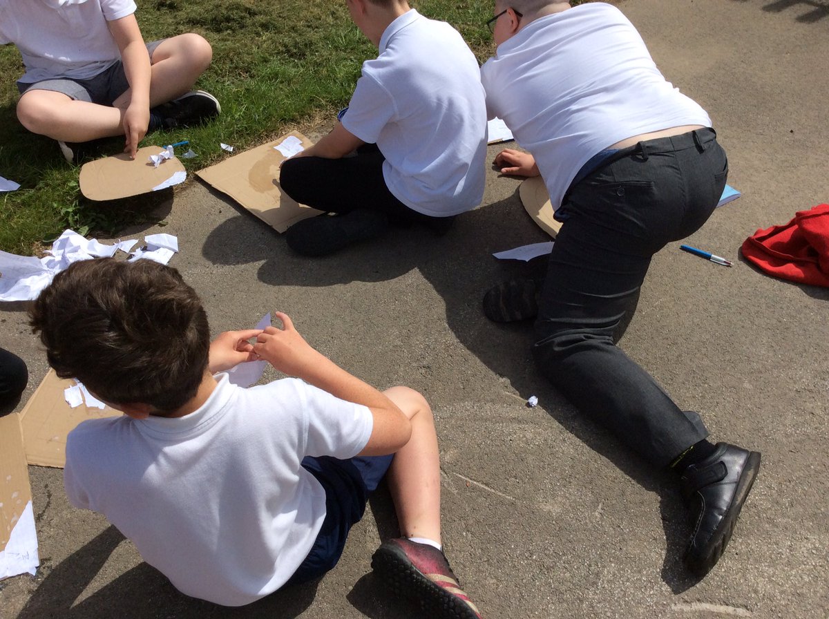 PallisterParkPS's tweet photo. Weโve created an outdoor classroom for todayโs cardboard frame session. #pally @DarrellWakelam #workhardplayhard @Cornerstonesedu #galleryrebels https://t.co/K0G1xhwnRY
