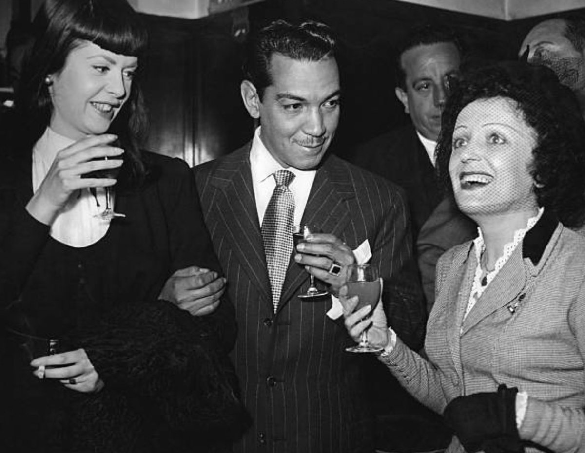 Magnífica fotografía del 6 de marzo de 1948, cuando Mario Moreno “Cantinflas” se encontraba de visita en Paris #Francia. El cómico y actor mexicano se encontraba en un club nocturno cuando se encontró con una importante mujer de la escena parisina e internacional. Sabes quién es?