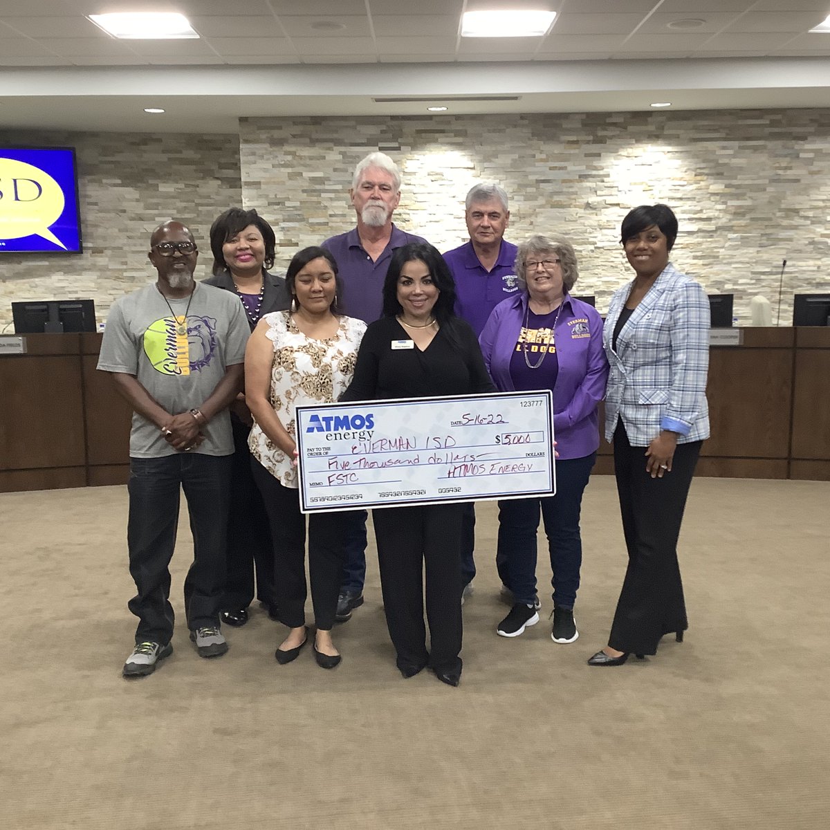 EvermanISD's tweet photo. Thank you Atmos Energy and Dr. Espino for supporting EISD! #movingbeyondlimits #evermanstrong https://t.co/4RP9LW90Ug