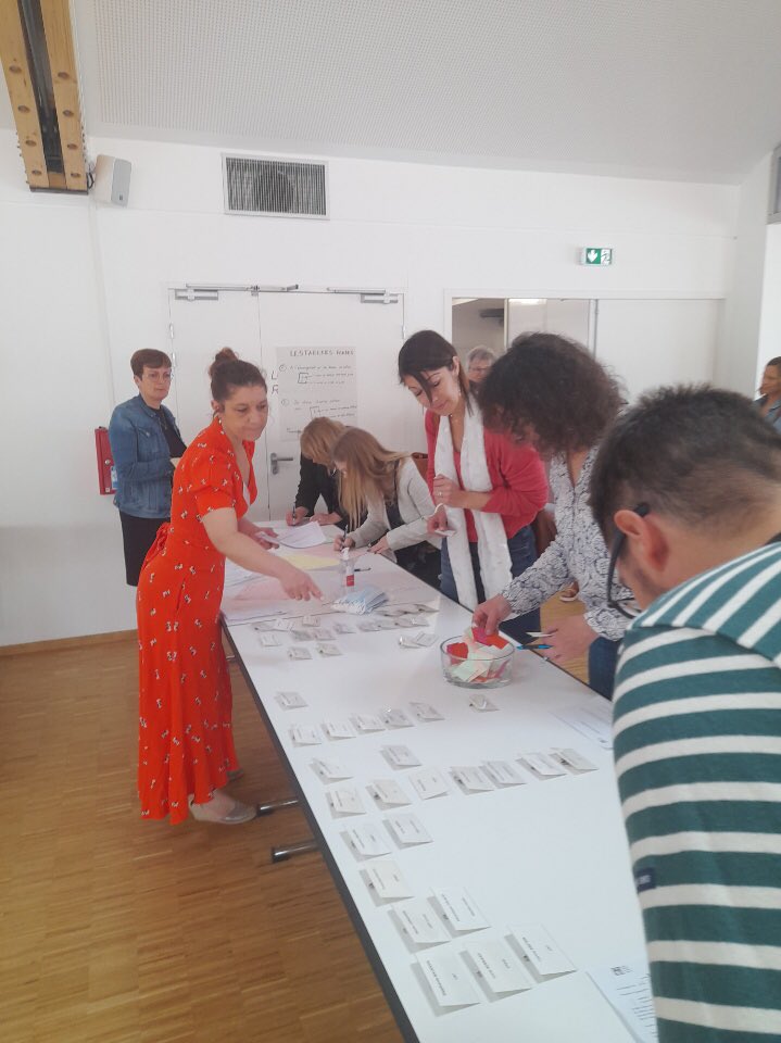 msacn1450's tweet photo. 📢🔴En direct ! Une journée sur l’accès aux #droits et au #numérique dans le cadre de la charte avec les #familles. En présence de la sous-préfète de #Periers et de 60 partenaires dont @cdc_cocm @CafManche #Cpam @carsat_ndie #FranceServices #MSA https://t.co/7gKqDuQwyS