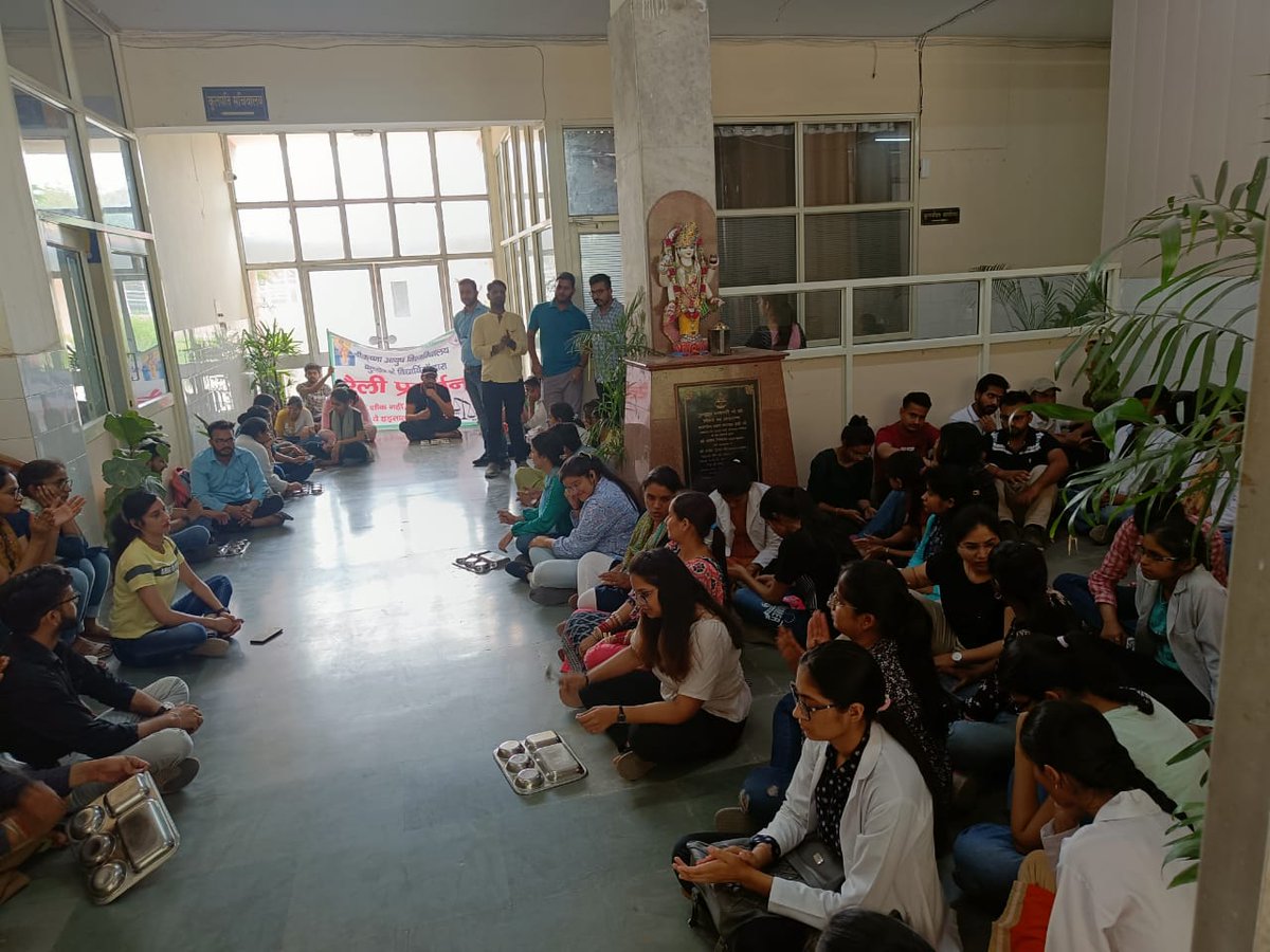 NeerajV71969138's tweet photo. 250 Resident Drs,ug Scholars are on strike from 29 days in आयुर्वेदिक कॉलेज kkr Haryana,Stipend File Got Stuck in ACS @RajeevArora87 office,थाली बजाकर सरकार एवं प्रशासन को जगाने की कोशिश की 
@Sumitchauhaan @ashokgehlot51 @mlkhattar @DeependerSHooda @anilvijminister  @rssurjewala https://t.co/8Hww4Ue5to