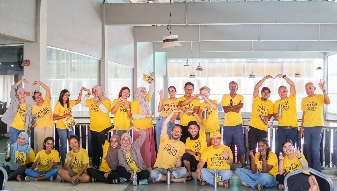 TrashHero's tweet photo. After 2.5 years with no physical meeting, we finally had our Trash Hero Malaysia Family Meeting last weekend. From 13 - 15 May 2022. Hosted by our Trash Hero Batu Buruk. Here's snippet of our meeting.
#thfm #thfm2022 #trashherofamily #thfmMalaysia #trashhero #trashheroworld https://t.co/4nuxeEdoBp