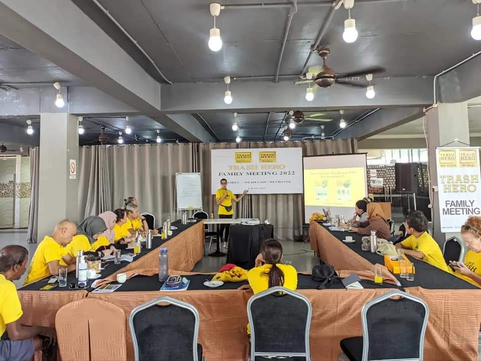 TrashHero's tweet photo. After 2.5 years with no physical meeting, we finally had our Trash Hero Malaysia Family Meeting last weekend. From 13 - 15 May 2022. Hosted by our Trash Hero Batu Buruk. Here's snippet of our meeting.
#thfm #thfm2022 #trashherofamily #thfmMalaysia #trashhero #trashheroworld https://t.co/4nuxeEdoBp