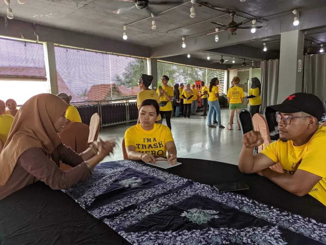 TrashHero's tweet photo. After 2.5 years with no physical meeting, we finally had our Trash Hero Malaysia Family Meeting last weekend. From 13 - 15 May 2022. Hosted by our Trash Hero Batu Buruk. Here's snippet of our meeting.
#thfm #thfm2022 #trashherofamily #thfmMalaysia #trashhero #trashheroworld https://t.co/4nuxeEdoBp
