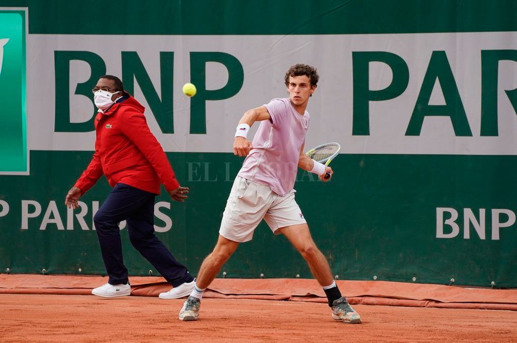 vgrigera_'s tweet photo. La compu brilla en #Paris: @juanmacerundolo se lucio en su vuelta al circuito tras vencer al local Luca #VanAssche por doble 6-3 e instalarse en la QR2 de #RolandGarros. Marcel #Stebe, su proximo rival. https://t.co/yPMQLC4jiQ