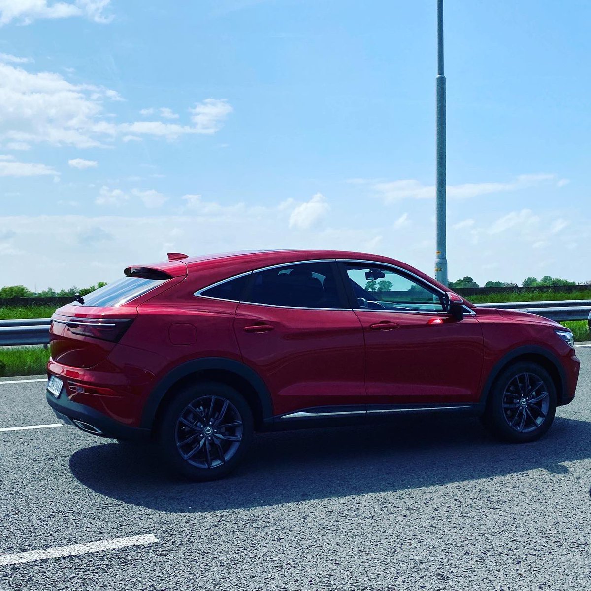 RolandTameling's tweet photo. Die Porsches worden ook steeds mooier zeg. 🤭😅 (Nee, dit is een @dfskofficial Fengon). In Nederland. Op Duitse platen. Wat zeggen jullie daarvan? #HUGEcarguy #DFSK #China #ChineseAuto #SUVCoupe #SUVkopie @PorscheNL https://t.co/afP0Rt8rZP