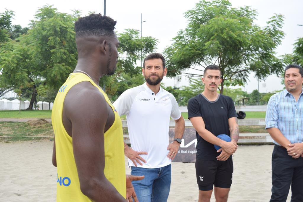DeporteEc's tweet photo. #EncontrémonosPorElDeporte 💪🏻

Con una sesión de diálogo deportivo inició la segunda jornada del Ministro @SebasPalaciosSP durante su estancia en Guayaquil.

#EncontrémonosPorElDeporte  
#JuntosCumplimos 
🇪🇨🤩👏🏽 https://t.co/zvF85n6Zr0