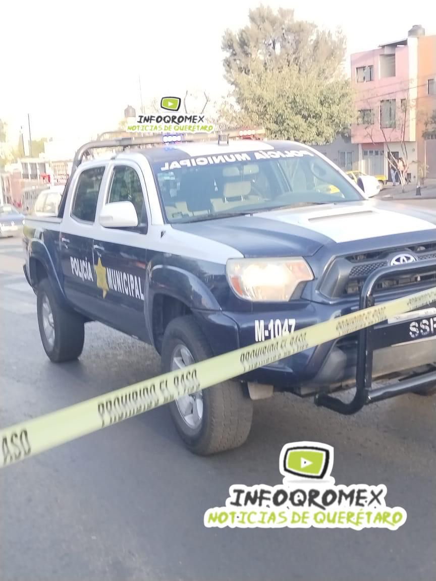 infoqromex's tweet photo. Policía Municipal de Querétaro intenta evitar tomar información sobre hallazgo de hombre muerto sobre Avenida Zaragoza. 
 #Queretaro @poesqro @SSPMQueretaro 👇 https://t.co/o1wgSypn9y