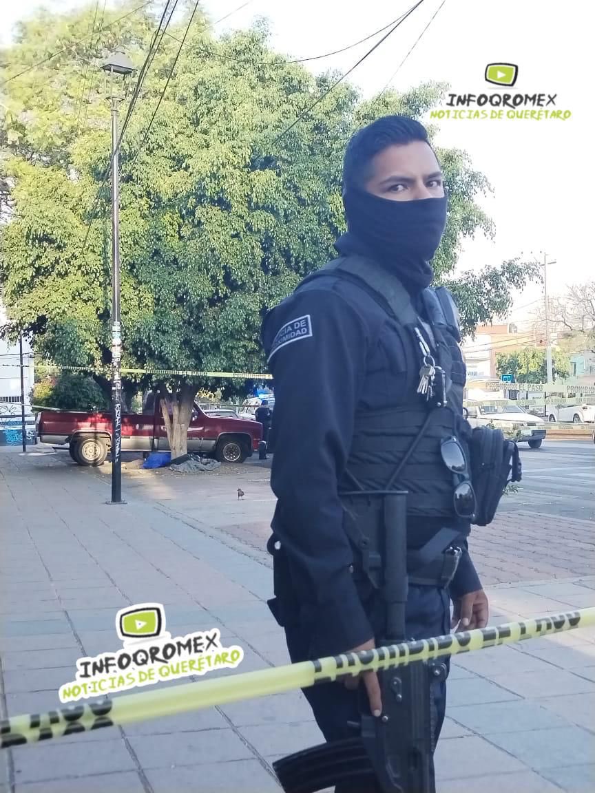 infoqromex's tweet photo. Policía Municipal de Querétaro intenta evitar tomar información sobre hallazgo de hombre muerto sobre Avenida Zaragoza. 
 #Queretaro @poesqro @SSPMQueretaro 👇 https://t.co/o1wgSypn9y