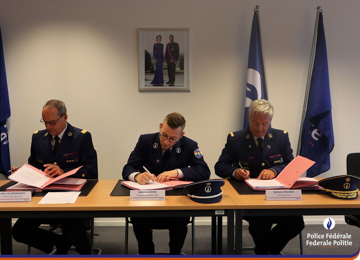 policefederale's tweet photo. La Police Intégrée et la ministre de l’Intérieur ont posé un geste fort en cette Journée internationale contre l'homophobie en signant un protocole renforçant davantage la coopération avec l’ASBL Rainbow Cops
 #IDAHOT2022
Plus d'infos : https://t.co/9zP9wc4IWF https://t.co/BJB5UCcFhW