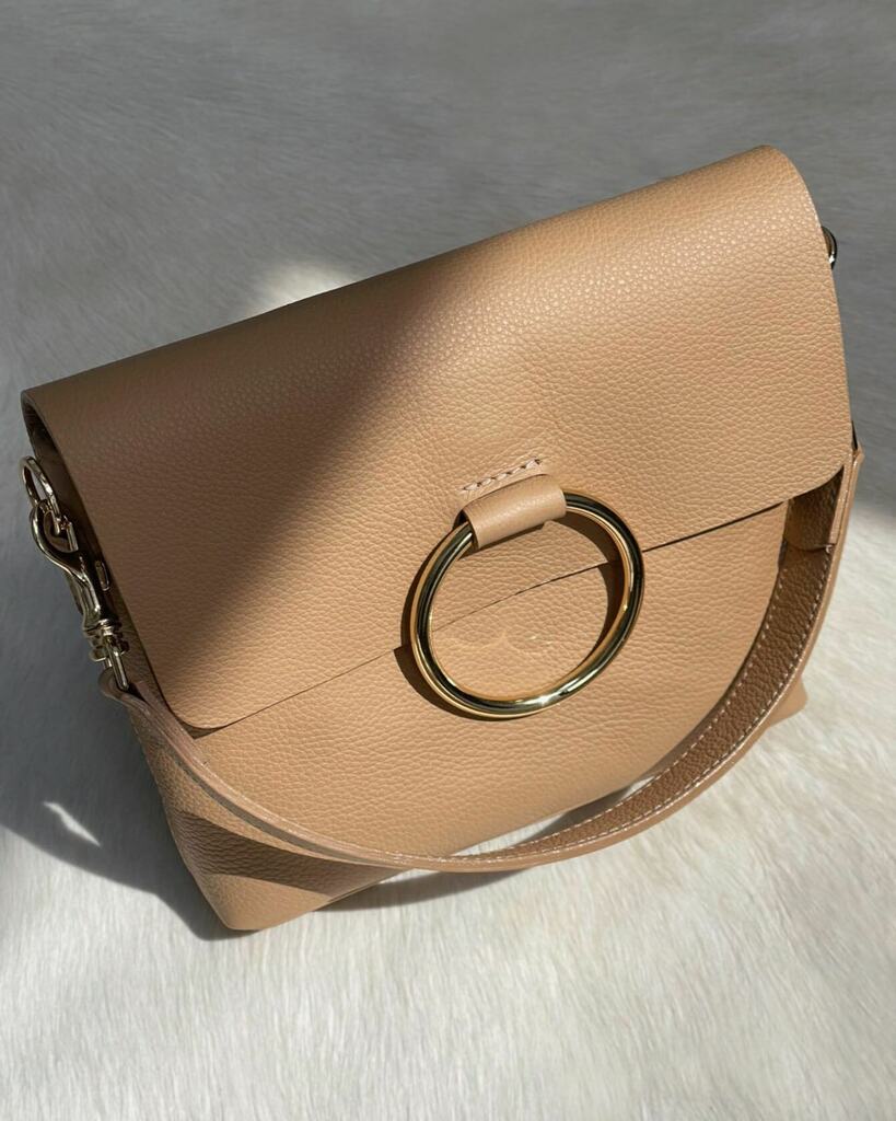 The Mini Virtue in light tan, the perfect summer neutral. Made just for you in our Toronto BRAVE workshop from 100% vegetable tanned Italian leather. 

Discover our SS2022 collection at braveleather.com

#BRAVEOriginals #artinspiredbyitsprocess