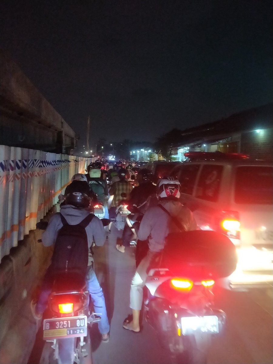 junior735281158's tweet photo. Welcome back to macet

#kalimalamg https://t.co/iOUgD3mybK