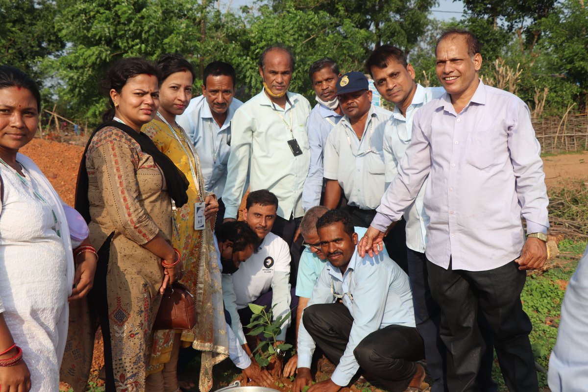 KIITCivil's tweet photo. International #artofgiving day celebrated by School of Civil Engineering, KIIT by visiting a nearby school at Sundarpur village. With the mantra of #hope #happiness and #harmony the members of school distributed happiness kits among students and planted saplings around the school https://t.co/2kdeTLTPkX