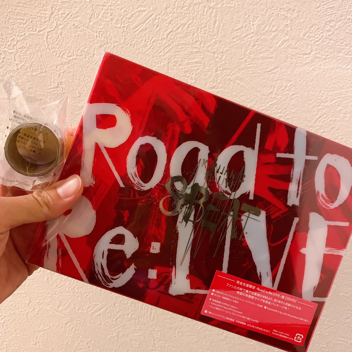 tok1panman's tweet photo. とりあえずフラゲ♡
明日は初回限定盤が届く！
たのしみーーーーー！
写真だけでも満足なのに特典豪華すぎ。
いつも元気をくれてありがとう！
#KANJANISReLIVE8BEAT https://t.co/Ms499HVkBk