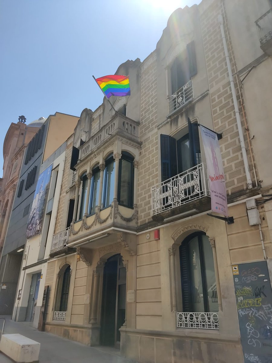 Minyons's tweet photo. 💜🏳️‍🌈 Avui, i sempre, combatem l'#LGTBIfòbia a la Colla, al món casteller i arreu. Els castells són un espai d'integració i respecte, on tothom pot ser i estimar com vulgui #Terrassa #castellers #castelleres #SomLaColla https://t.co/KkTeVKVt7c