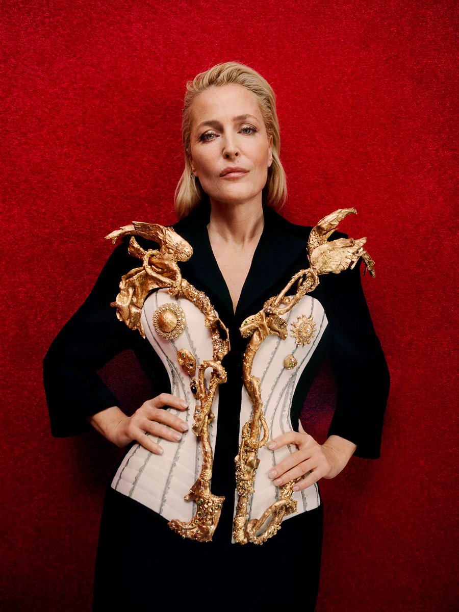 RT @pauIson__bagel: Gillian Anderson x Schiaparelli is the definition of fine art https://t.co/JgpABN9P0R
